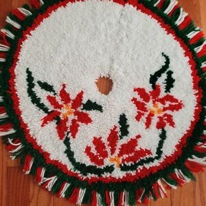 Festive Holiday Tree Skirt with Red and Green Accents Hooked Polyester Yarn